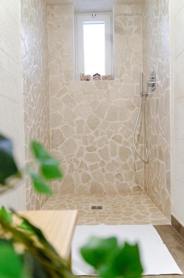Modern Stone Apartment In The Heart Of Bari Exterior photo