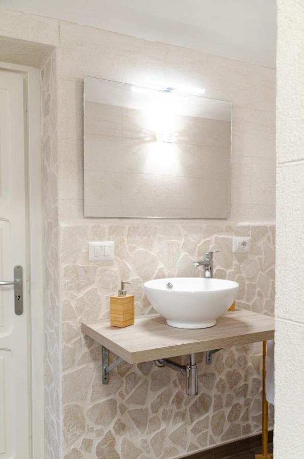 Modern Stone Apartment In The Heart Of Bari Exterior photo