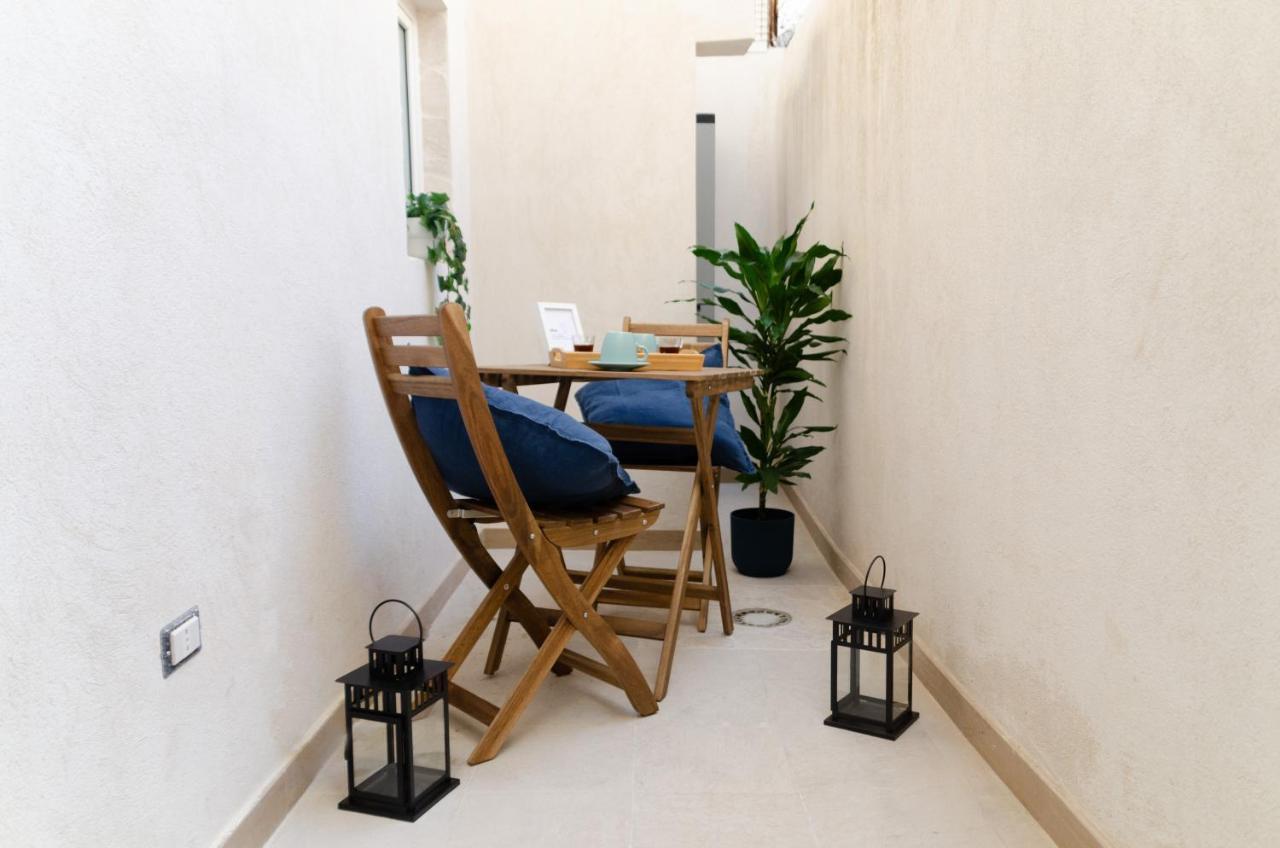 Modern Stone Apartment In The Heart Of Bari Exterior photo