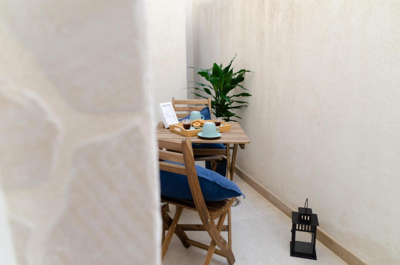 Modern Stone Apartment In The Heart Of Bari Exterior photo