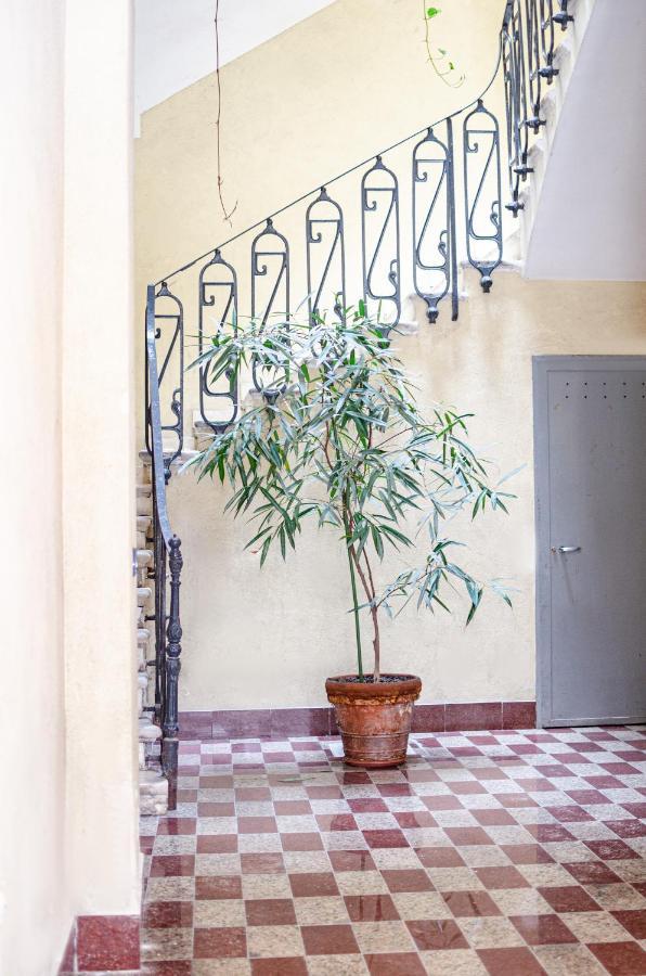 Modern Stone Apartment In The Heart Of Bari Exterior photo