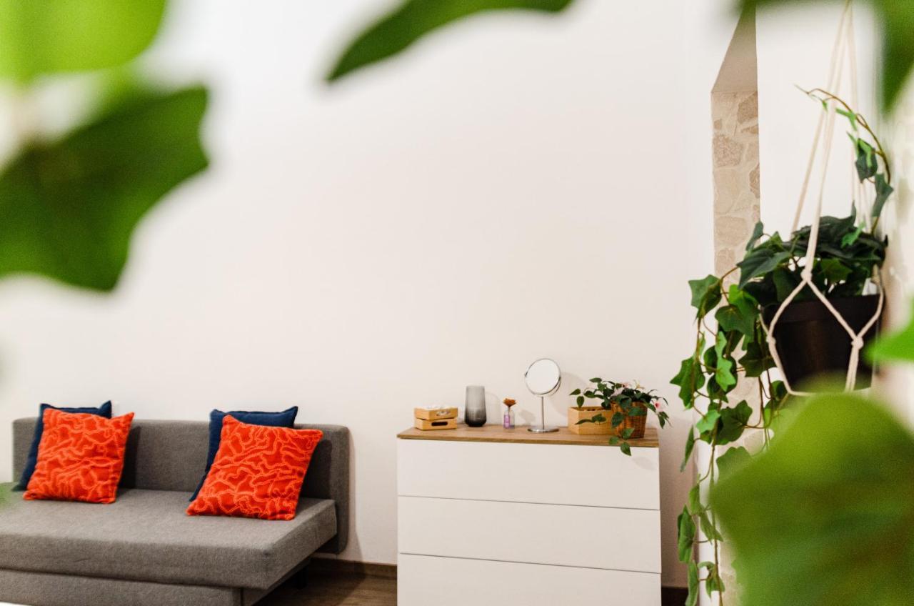 Modern Stone Apartment In The Heart Of Bari Exterior photo